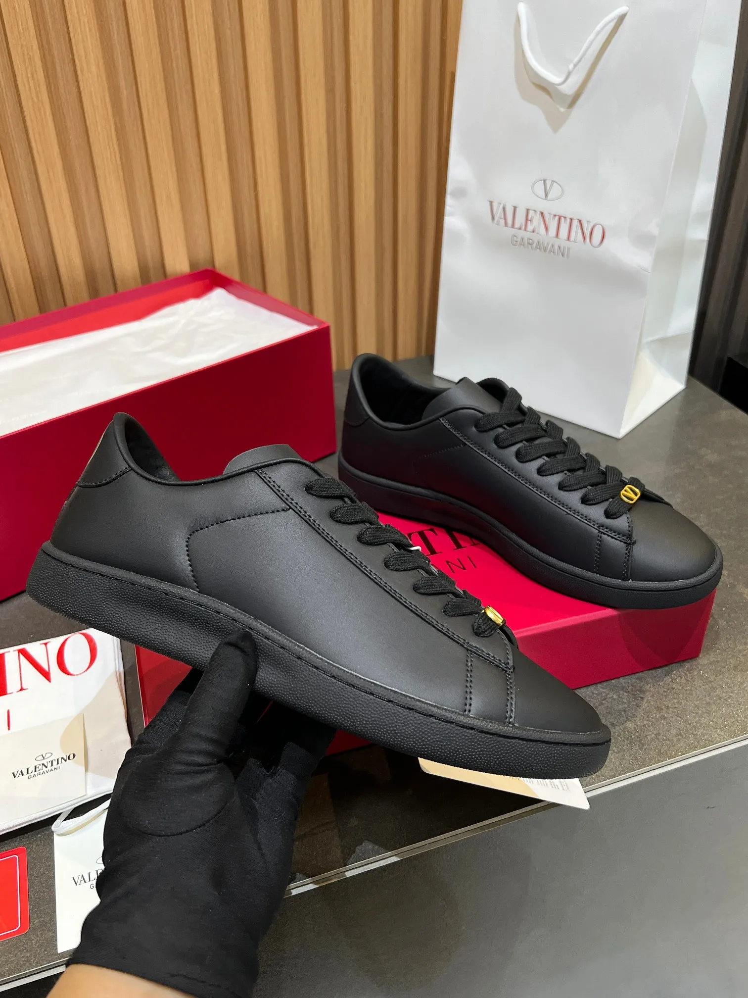[Valentino] P: 640💰 Couple style, size: women 35-40▪️men 39-44 (45. Customized) Valentino VLTN casual shoes 2025 latest moral training shoes I can't put it down. Seiko details of cowhide sneakers, retro fashion, simple and advanced, casual matching. 1:1 restoration! Top luxury masterpiece, lace-up design, soft and comfortable imported calfskin brings excellent and elegant texture and excellent foot comfort. Top purchasing version upper: imported calfskin surface/original oil edge process + printing process. Inner lining: water-dyed cowhide lining. Outsole: original development 𝐓𝐏𝐔 two-color combination outsole. Packaging: full package with original configuration.